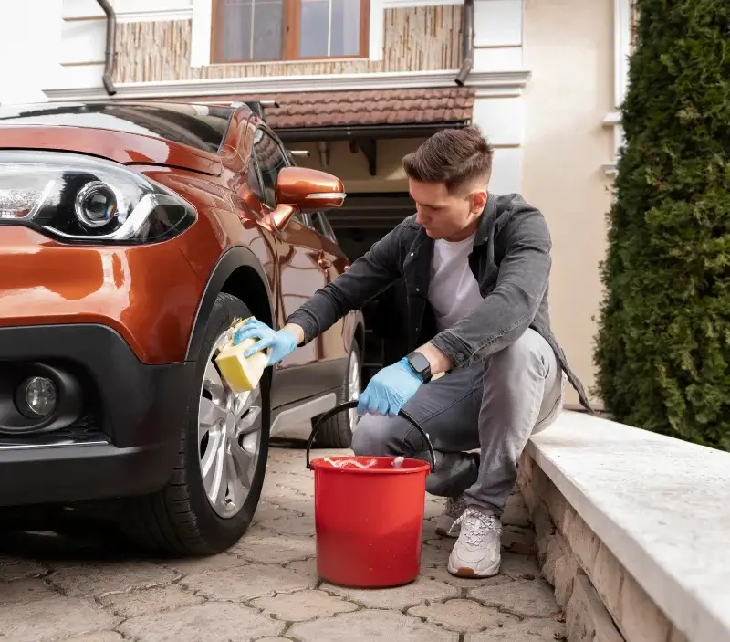 Lavage auto à domicile Grandpuits-Bailly-Carrois : professionnel intervenant sur un véhicule